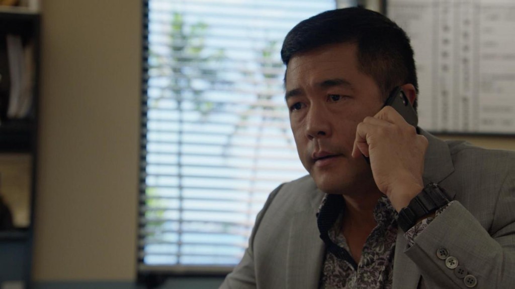 Le Lieutenant Katsumoto (Tim Kang) est au téléphone
