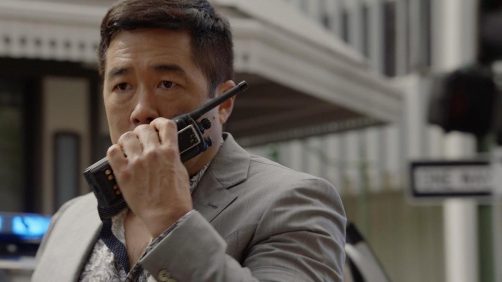 Le Lieutenant Katsumoto (Tim Kang) communique par talkie walkie