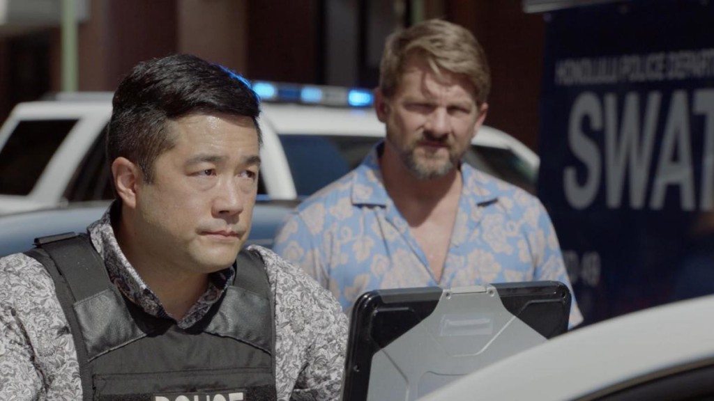 Le Lieutenant Katsumoto (Tim Kang) et Rick Wright (Zachary Knighton)