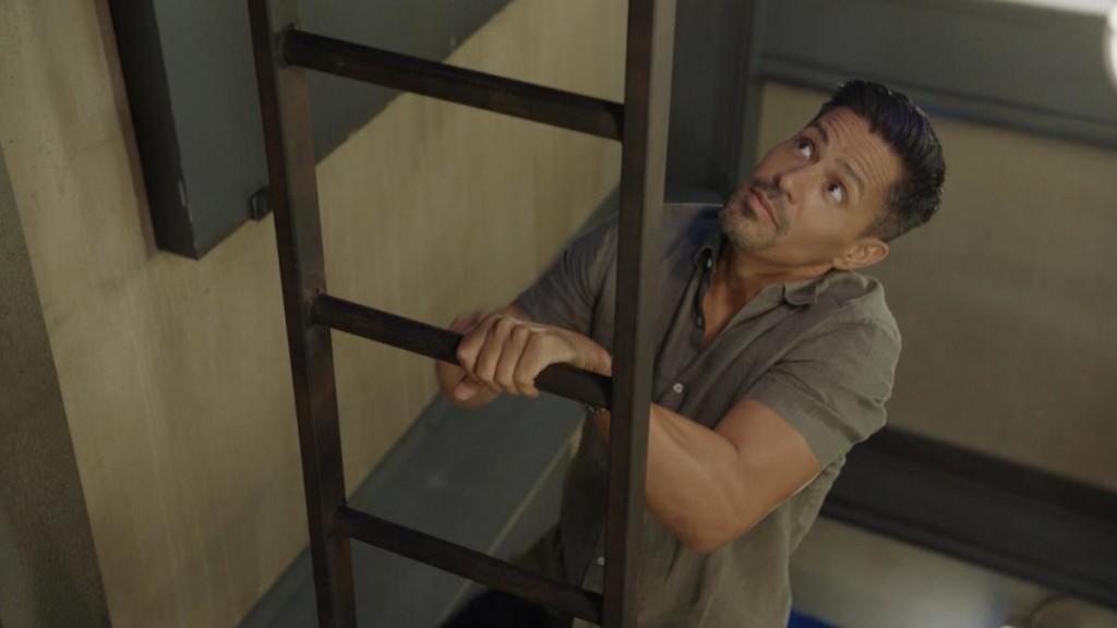 Thomas Magnum (Jay Hernandez) grimpe sur une échelle