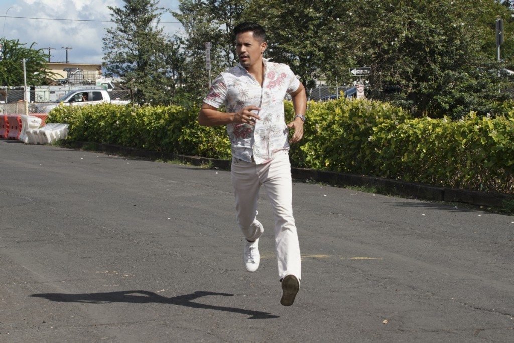 Thomas Magnum (Jay Hernandez) en train de courir.