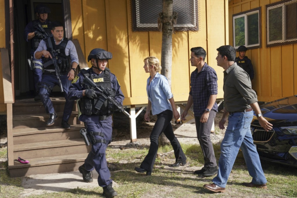 Le Lieutenant Katsumoto (Tim Kang), Higgins (Perdita Weeks), Magnum (Jay Hernandez) et le professeur Ramirez (Assaf Cohen)