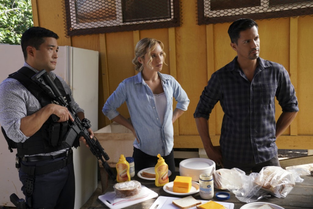 Le Lieutenant Gordon Katsumoto (Tim Kang), Juliet Higgins (Perdita Weeks) et Thomas Magnum (Jay Hernandez)