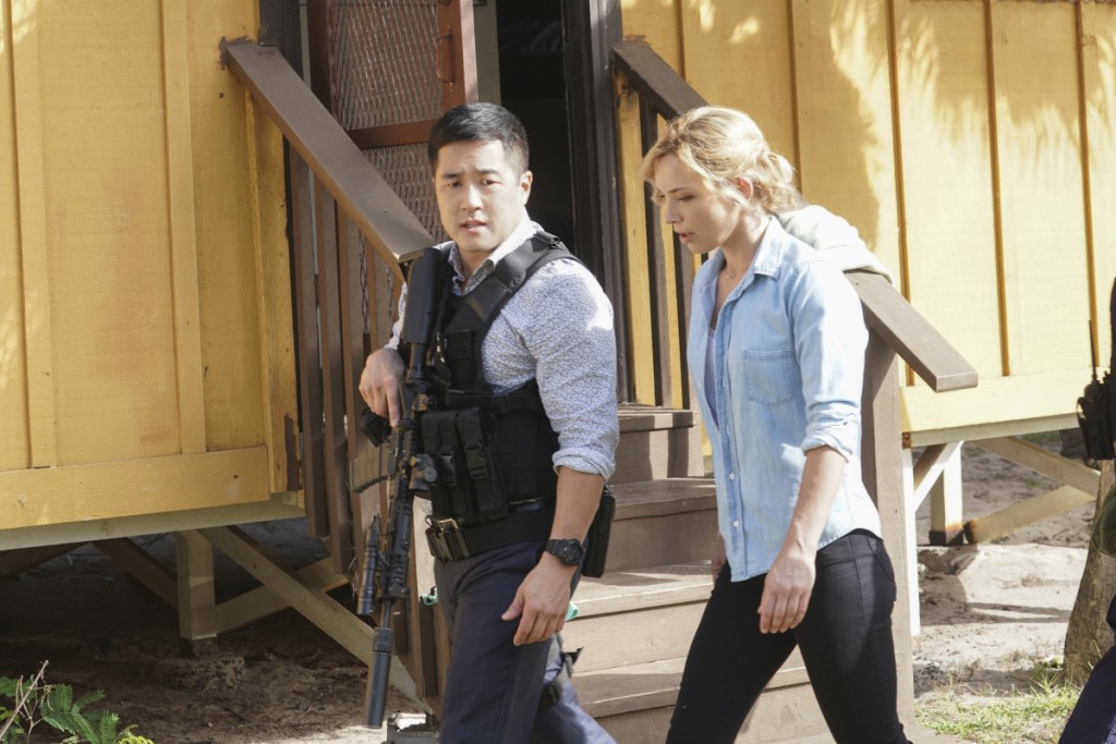 Le Lieutenant Katsumoto (Tim Kang) discute avec Juliet Higgins (Perdita Weeks).