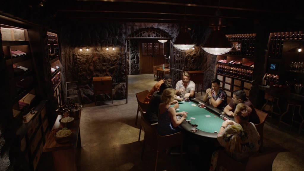 Kumu (Amy Hill), Higgins (Perdita Weeks), Ethan (Jay Ali), TC (Stephen hill), Rick (Zachary Knighton), Magnum (Jay Hernandez) et Katsumoto (Tim Kang) en train de jouer au poker.