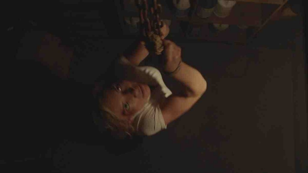 Higgins (Perdita Weeks) essaye de se libérer afin de s'échapper.