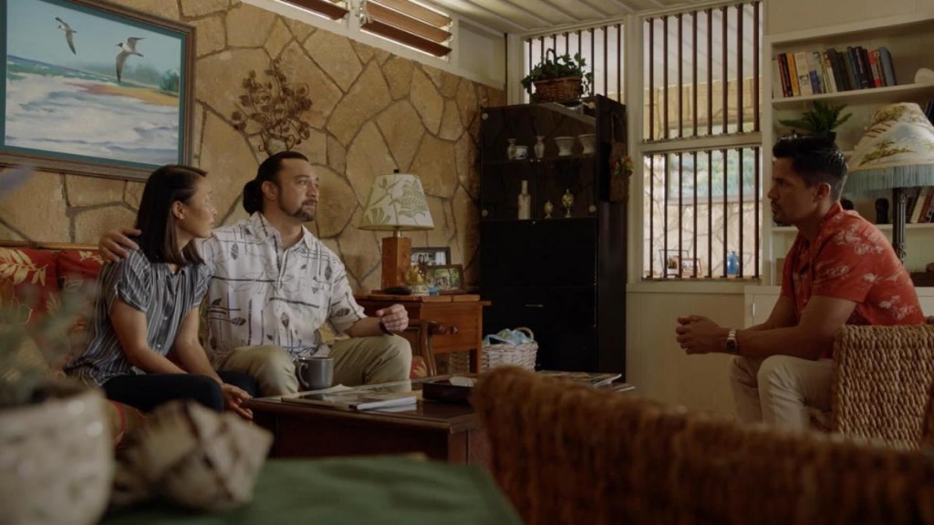 Magnum (Jay Hernandez) interroge Mrs. Keahi (Debbie Fan) et Mr. Keahi (Vai Richards).