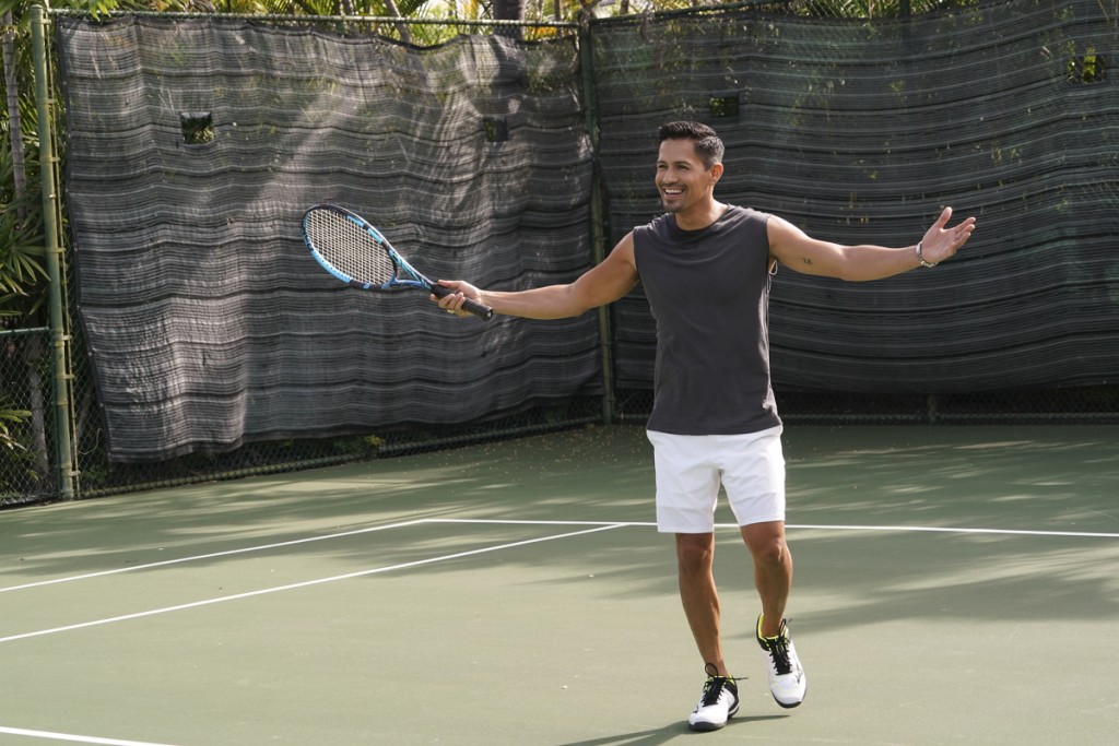 Magnum (Jay Hernandez) en train de jouer au tennis.