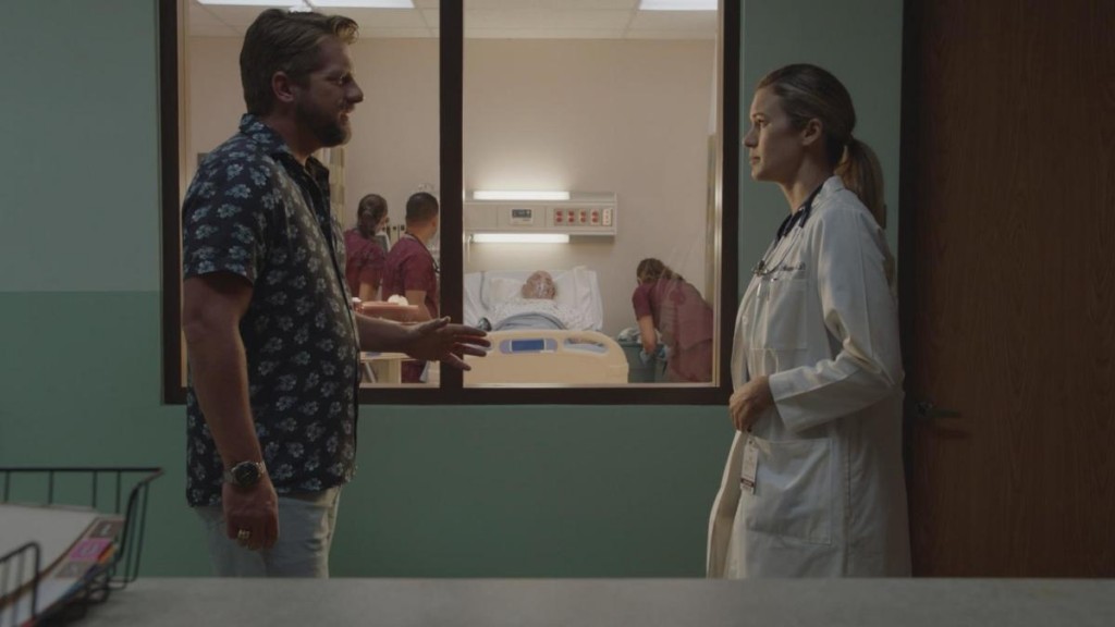 Pendant que les infirmières s'occupent d'Icepick (Corbin Bernsen), Rick (Zachary Knighton) discute avec le médecin (Sarah Halford).