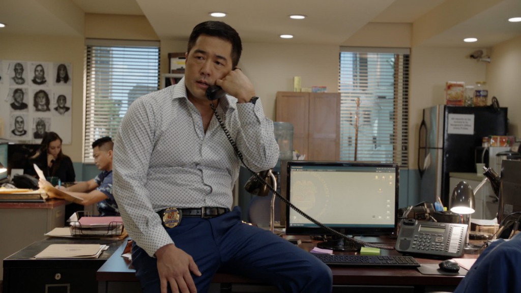 Le Lieutenant Gordon Katsumoto (Tim Kang) en pleine conversation téléphonique.