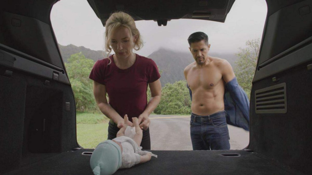 Pendant qu'Higgins (Perdita Weeks) change la couche du nouveau-né, Magnum (Jay Hernandez) enlève sa chemise.