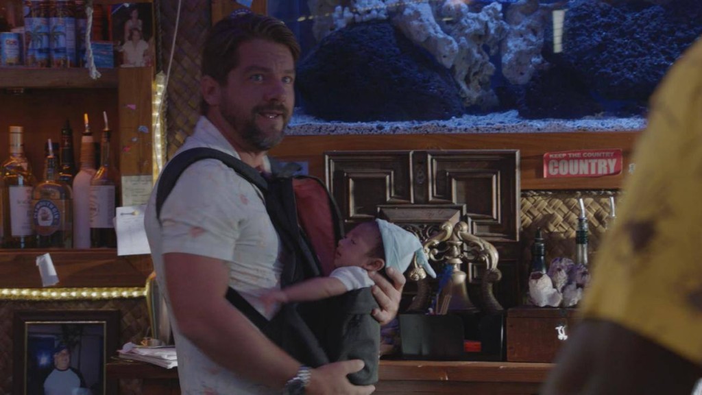 Rick Wright (Zachary Knighton) en train de faire du babysitting.