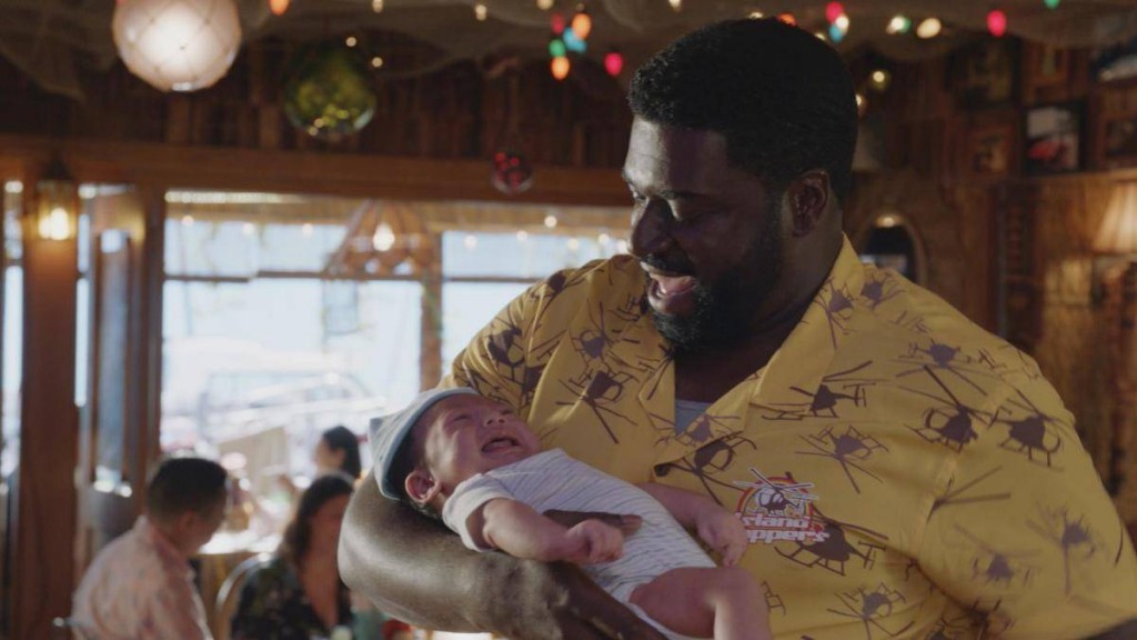 TC Calvin (Stephen Hill) tient dans ses bras le nouveau-né.