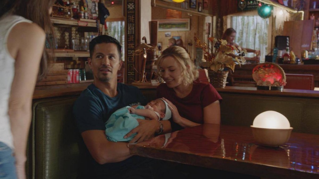Magnum (Jay Hernandez) et Higgins (Perdita Weeks) en train de s'occuper du nouveau-né.