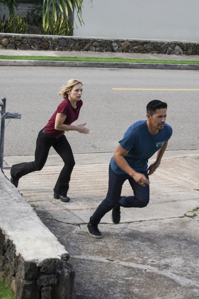 Higgins (Perdita Weeks) et Magnum (Jay Hernandez) en train de courir.