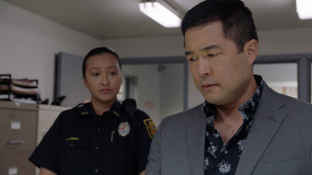 Le Lieutenant Gordon Katsumoto (Tim Kang) en compagnie d'un officier de la HPD (Judy Nguyen).
