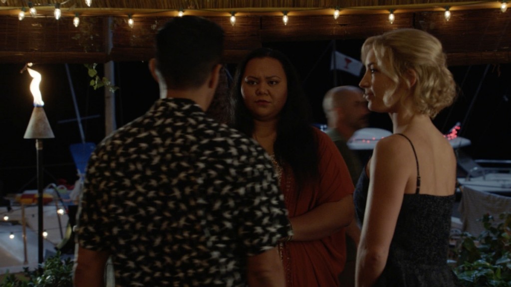 Magnum (Jay Hernandez) et Higgins (Perdita Weeks) discutent avec Sylvia Duponte (Lelea’e Kahalepuna-Wong).