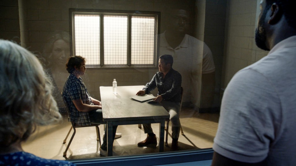 Higgins (Perdita Weeks) et TC (Stephen Hill) assistent à l'interrogatoire de Gabe Lockhart (Kai Caster) mené par Katsumoto (Tim Kang).