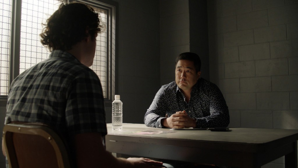 Le Lieutenant Gordon Katsumoto interroge Gabe Lockhart (Kai Caster).