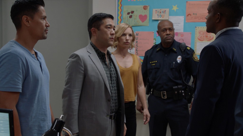 Magnum (Jay Hernandez), Katsumoto (Tim Kang) et Higgins (Perdita Weeks) discutent avec l'agent du FBI Cantwell (Sterling Sulieman).