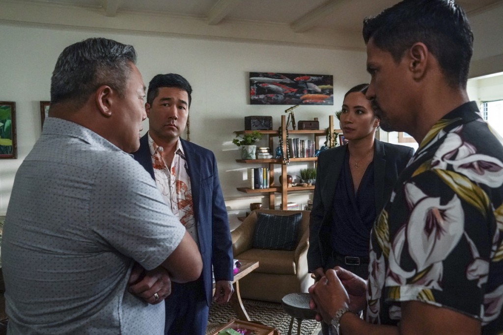 Katsumoto (Tim Kang), Lia Kaleo (Chantal Thuy) et Magnum (Jay Hernandez) interrogent un homme.