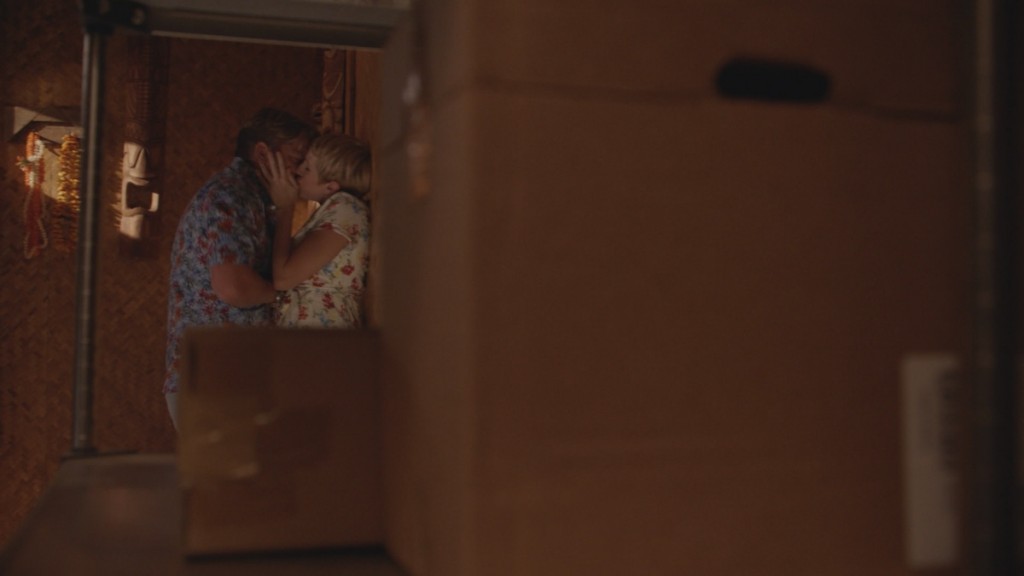 Rick (Zachary Knighton) et Suzy (Betsy Phillips) en train de s'embrasser.