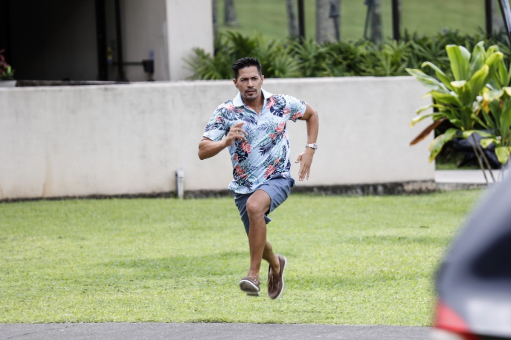 Thomas Magnum (Jay Hernandez) en train de courir.