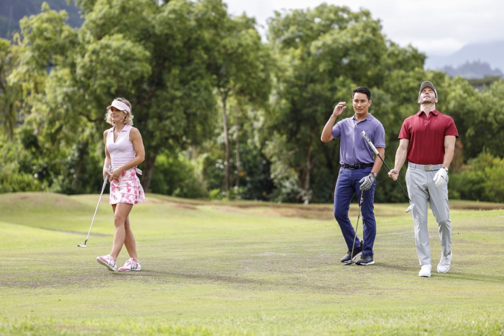 Juliet Higgins (Perdita Weeks) jouent au golf avec Ollie Jones (Shawn Passwaters) et Stan Peters (Billy Armstrong).
