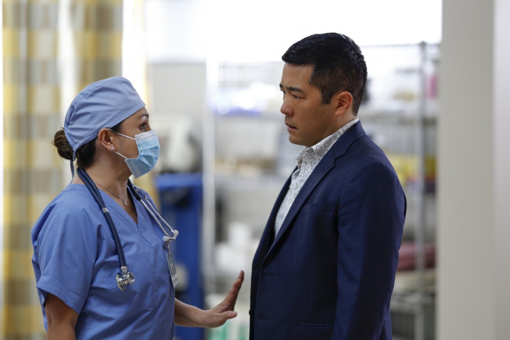 Katsumoto (Tim Kang) discute avec un des médecins de l'hôpital.