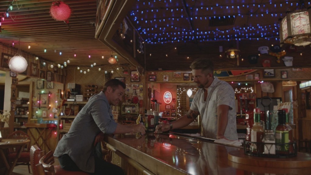 Robbie (Devon Sawa) discute avec Rick (Zachary Knighton) au bar de La Mariana.