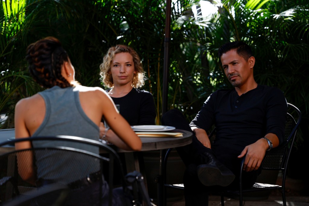 Higgins (Perdita Weeks) et Magnum (Jay Hernandez) discutent avec Maya (Maya Stojan).