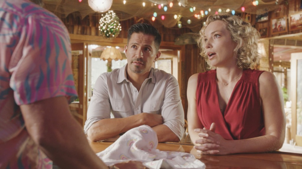Higgins (Perdita Weeks) et Magnum (Jay Hernandez) discutent avec Rick, au bar de La Mariana.