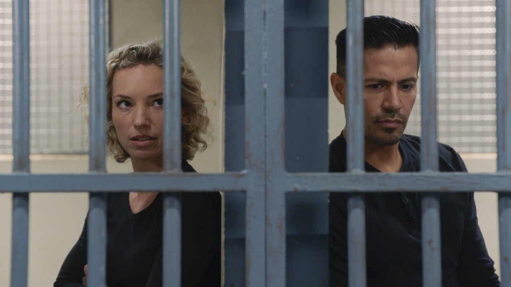Higgins (Perdita Weeks) et Magnum (Jay Hernandez) sont en prison.