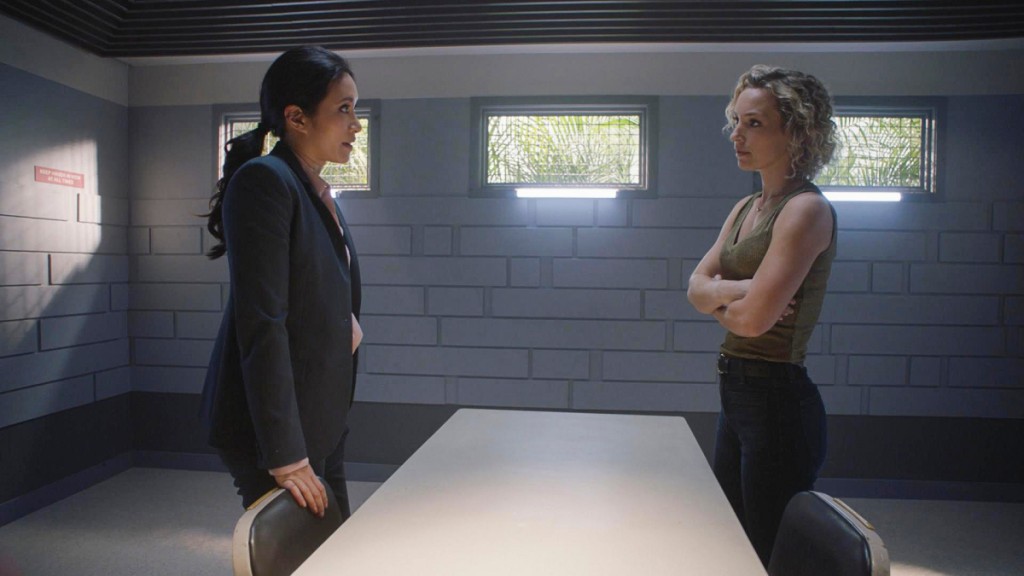 Lia (Chantal Thuy) et Higgins (Perdita Weeks) discutent dans la salle interrogation de la HPD.