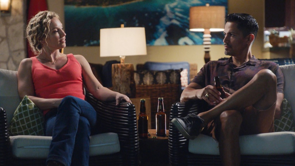 Tout en buvant une bière, Higgins (Perdita Weeks) et Magnum (Jay Hernandez) discutent.