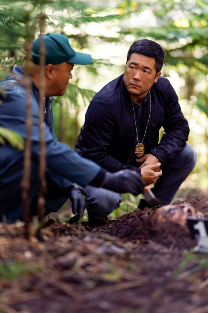 Katsumoto (Tim Kang) discute avec un des techniciens de la scientifique.