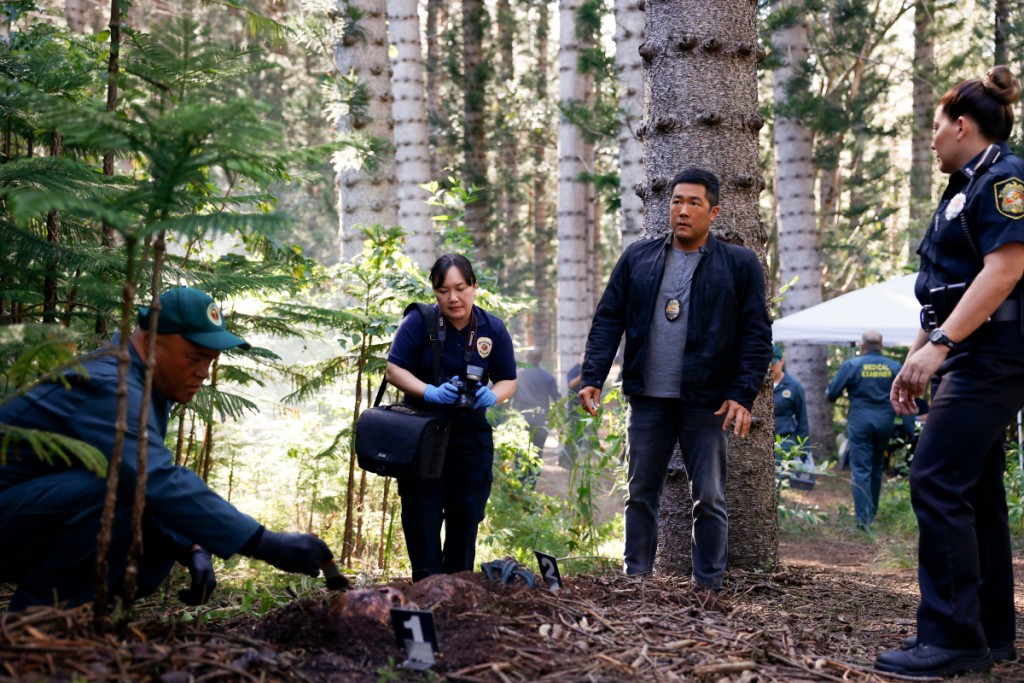 Le détective Gordon Katsumoto (Tim Kang) intervient sur une scène de crime.
