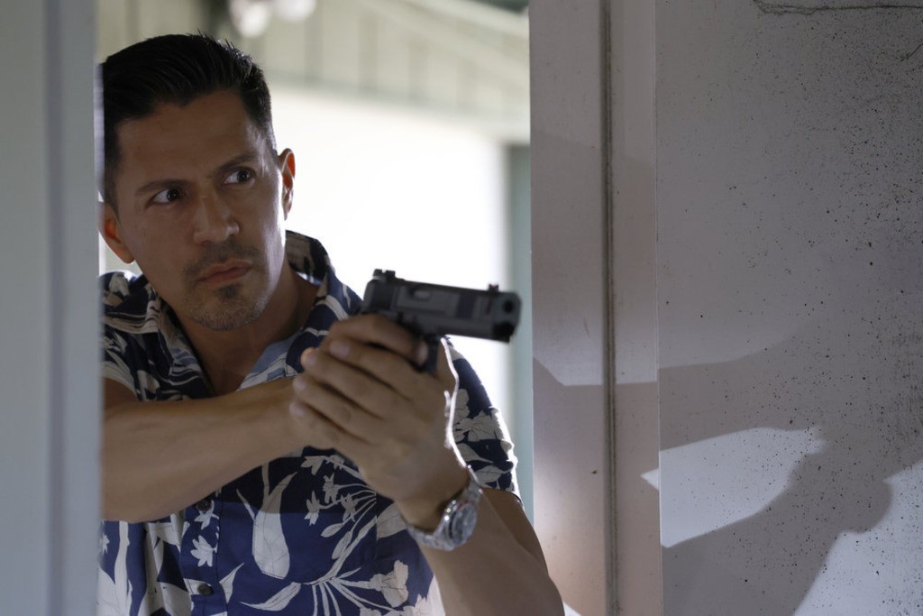 Magnum (Jay Hernandez) avec une arme à la main.