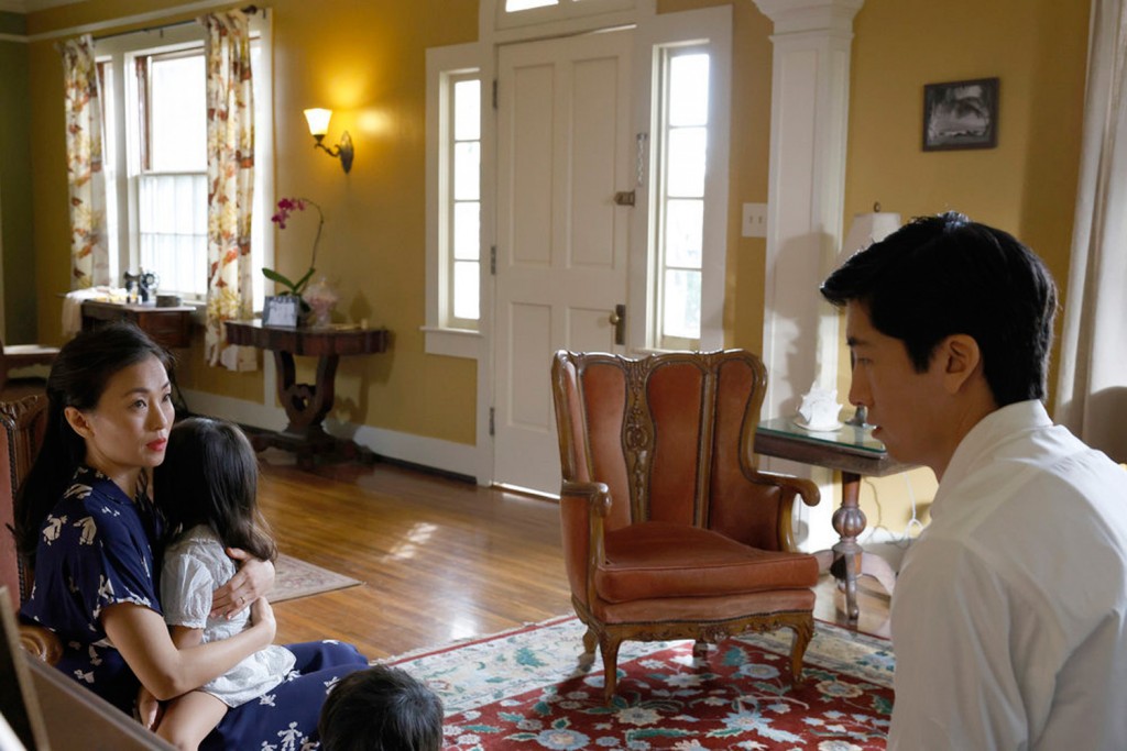 Madame (April Lee) et Monsieur (Davis Tanaka) Nakamura en pleine conversation.
