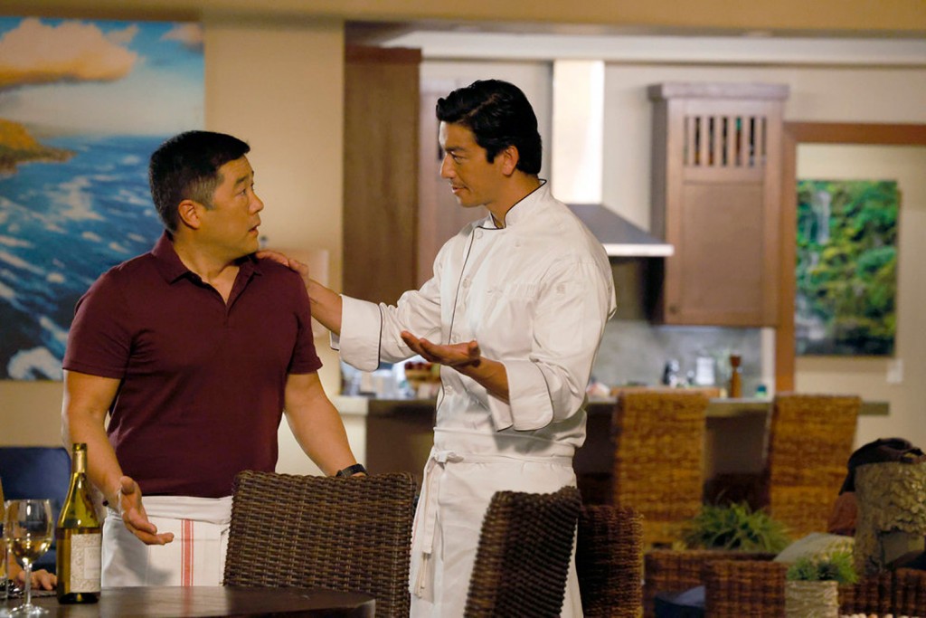 Katsumoto (Tim Kang) se prépare pour sa mission sous couverture avec le chef Kanoa Clark (Dennis Oh).