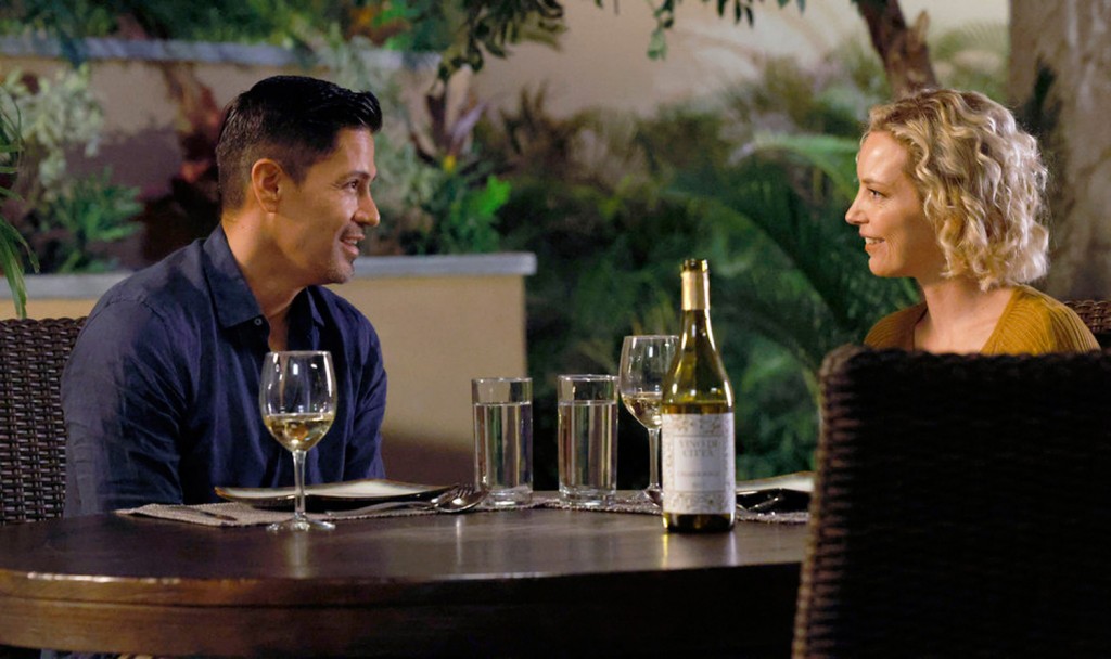 Magnum (Jay Hernandez) et Higgins (Perdita Weeks) discutent autour d'un dîner.