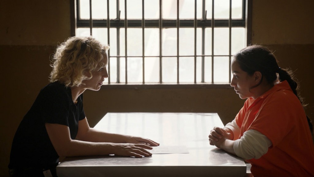 Higgins (Perdita Weeks) interroge une détenue prénommée Nora Diaz (Danielle Larracuente).